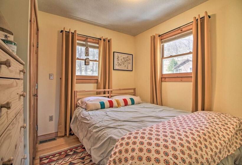 Storybook Stratton House: 3 Mi To Mount Snow!