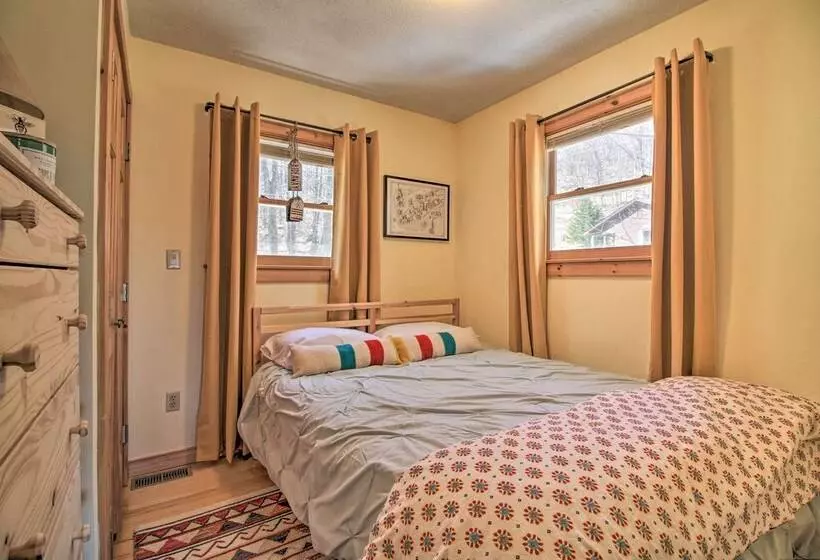 Storybook Stratton House: 3 Mi To Mount Snow!