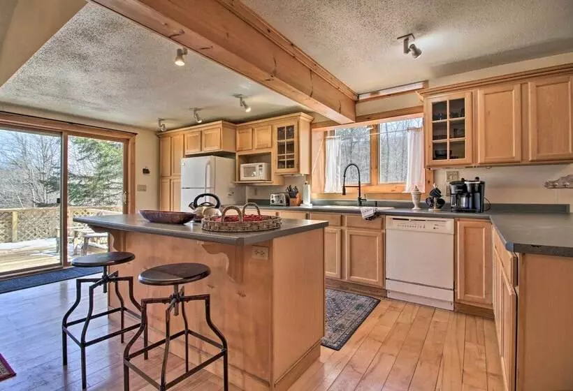 Storybook Stratton House: 3 Mi To Mount Snow!