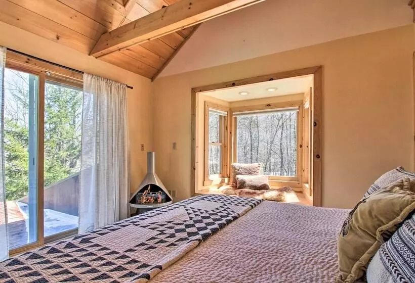 Storybook Stratton House: 3 Mi To Mount Snow!