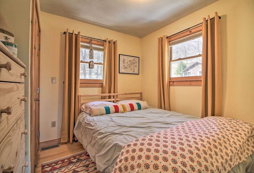 Storybook Stratton House: 3 Mi To Mount Snow!