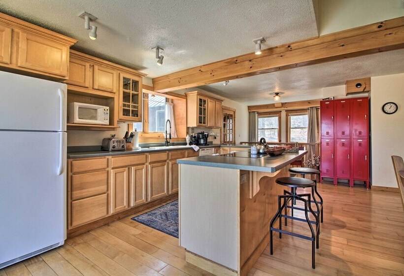 Storybook Stratton House: 3 Mi To Mount Snow!