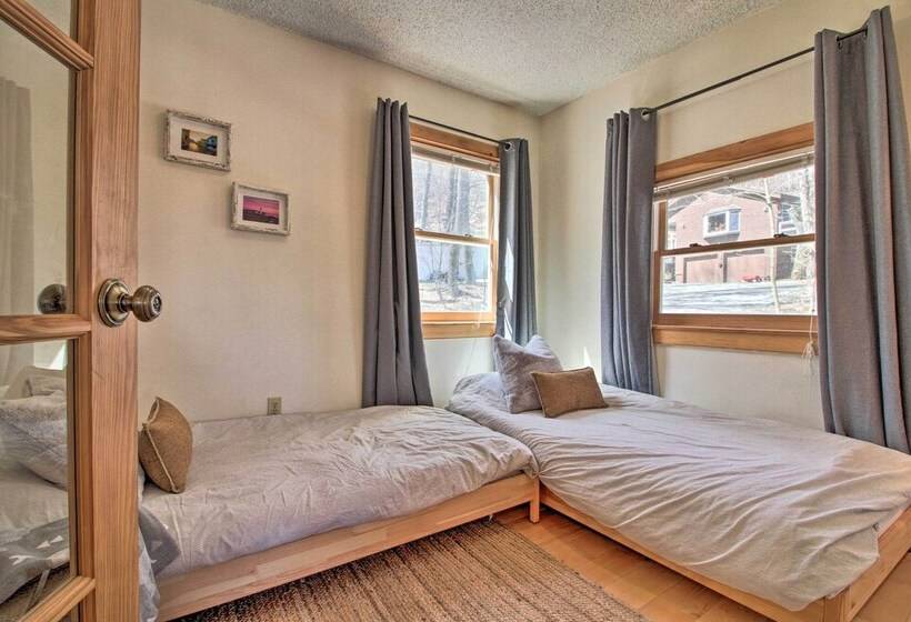 Storybook Stratton House: 3 Mi To Mount Snow!