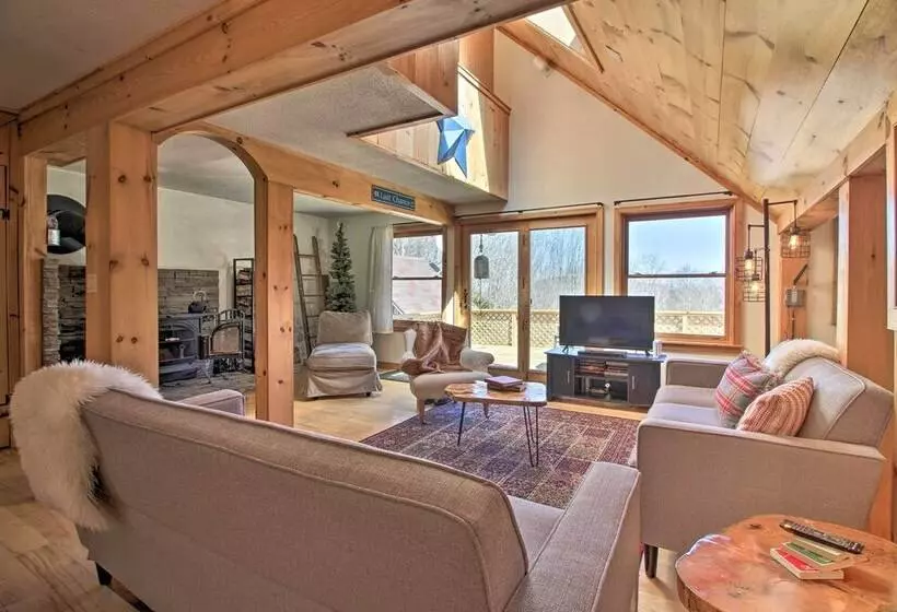 Storybook Stratton House: 3 Mi To Mount Snow!