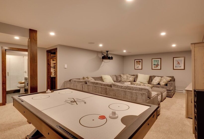 The Fox House  Luxe Lincoln Home W/ Hot Tub