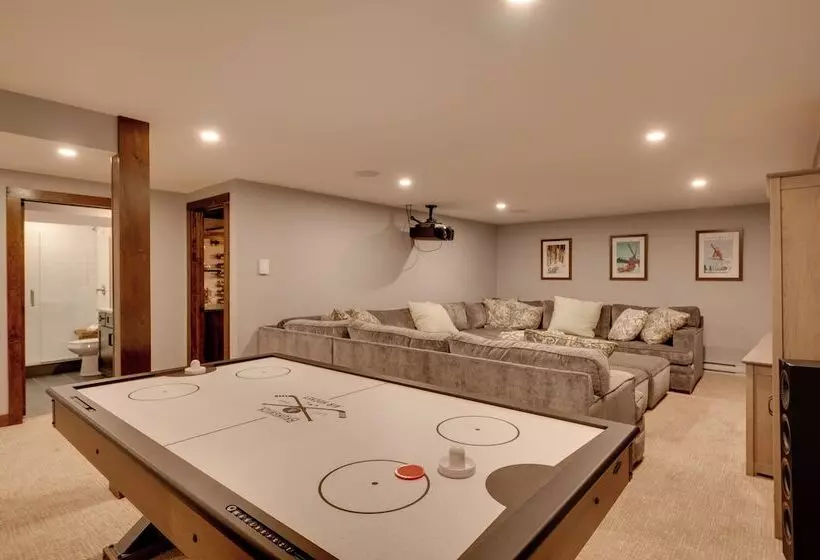 The Fox House Luxe Lincoln Home W/ Hot Tub