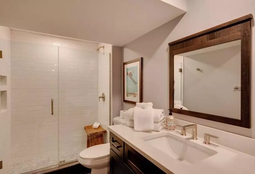 The Fox House Luxe Lincoln Home W/ Hot Tub
