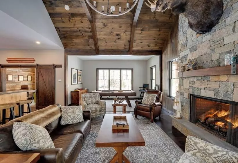 The Fox House Luxe Lincoln Home W/ Hot Tub