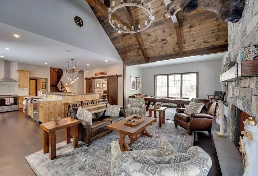 The Fox House Luxe Lincoln Home W/ Hot Tub
