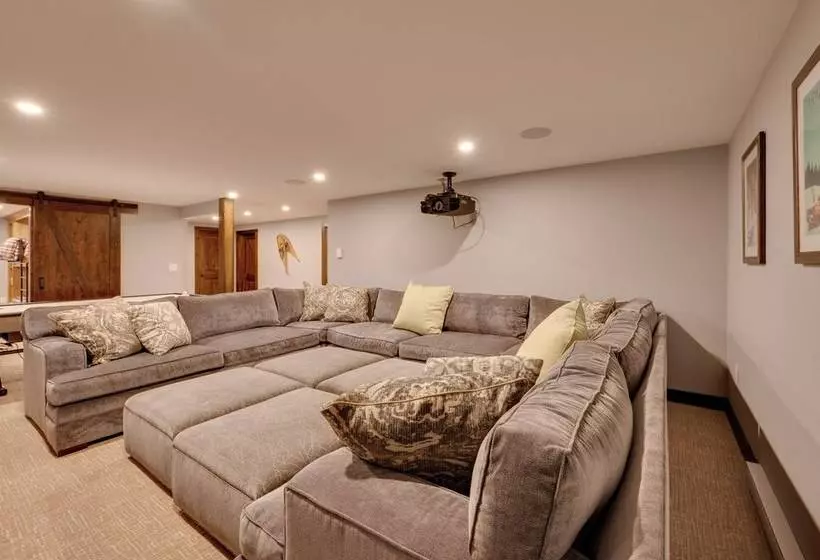 The Fox House Luxe Lincoln Home W/ Hot Tub