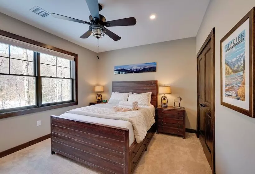 The Fox House Luxe Lincoln Home W/ Hot Tub