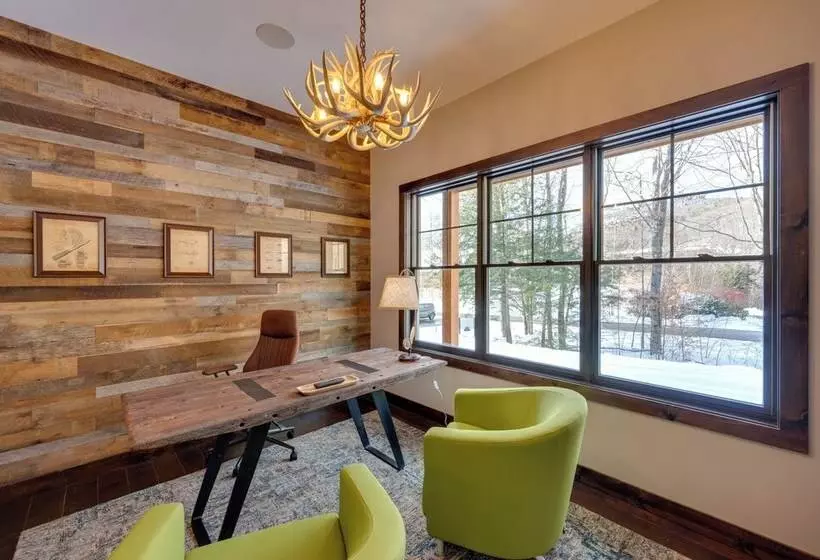 The Fox House Luxe Lincoln Home W/ Hot Tub