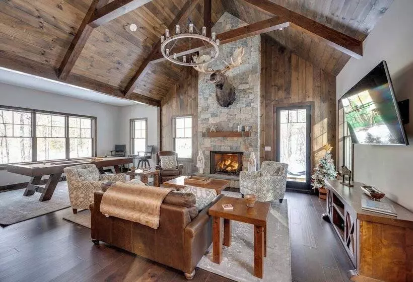 The Fox House Luxe Lincoln Home W/ Hot Tub