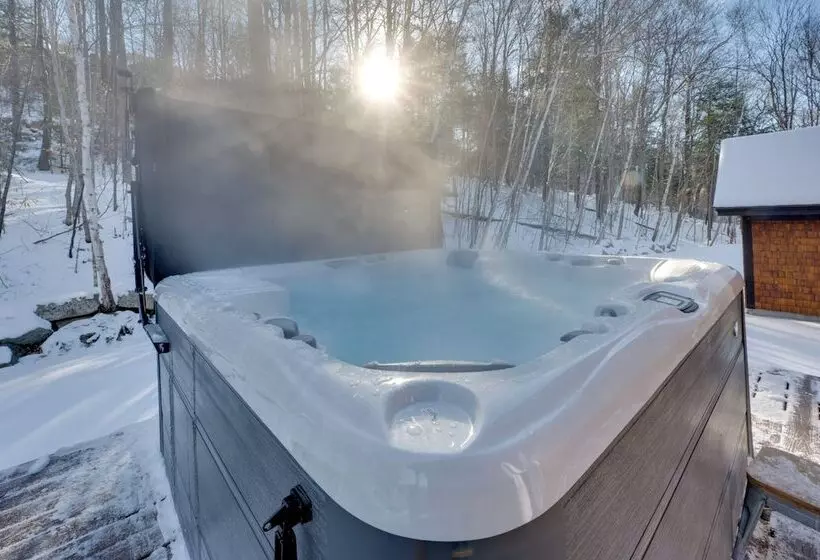 The Fox House Luxe Lincoln Home W/ Hot Tub