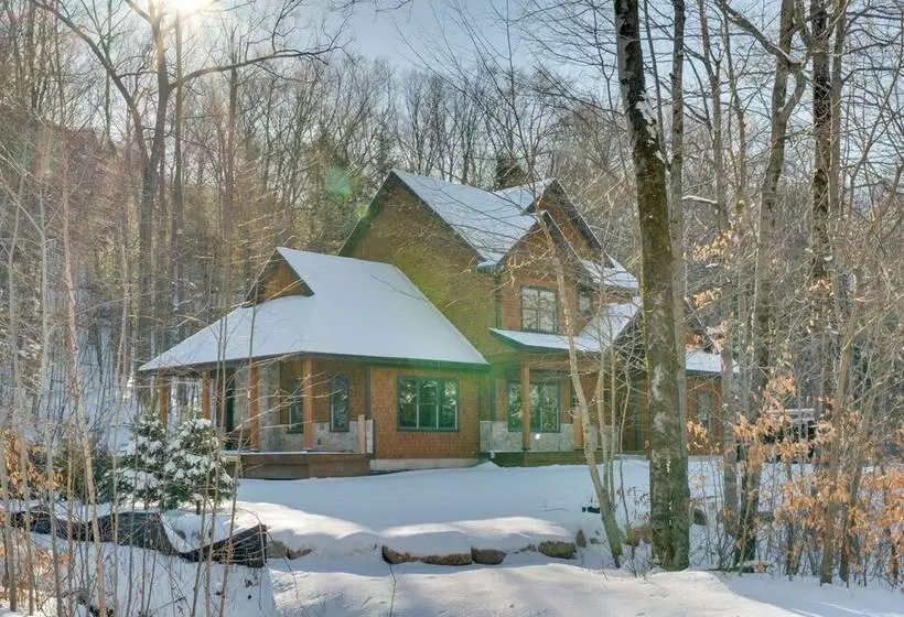 The Fox House Luxe Lincoln Home W/ Hot Tub