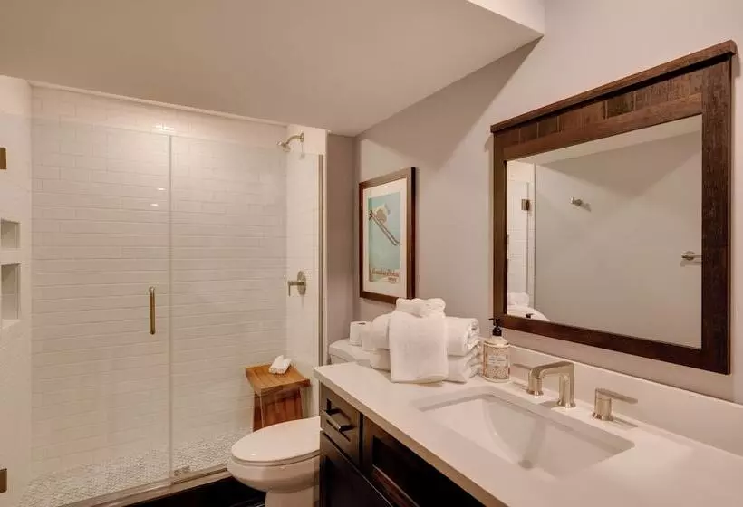 The Fox House Luxe Lincoln Home W/ Hot Tub
