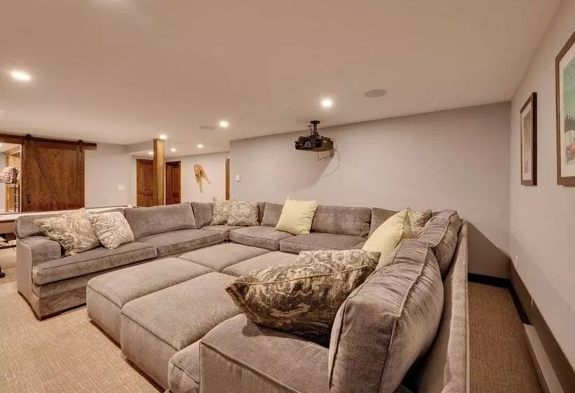 The Fox House Luxe Lincoln Home W/ Hot Tub