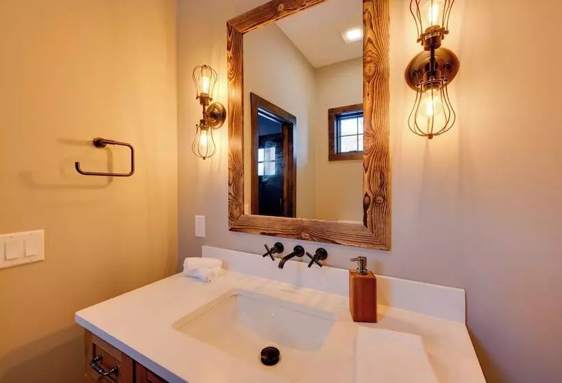 The Fox House Luxe Lincoln Home W/ Hot Tub