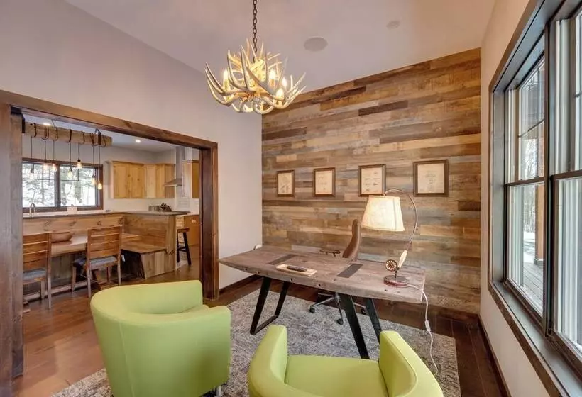 The Fox House Luxe Lincoln Home W/ Hot Tub