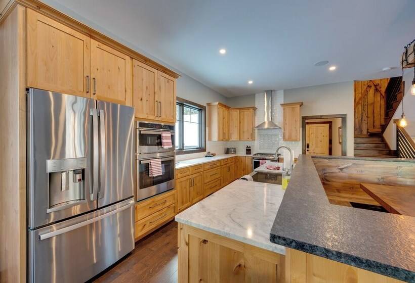 The Fox House  Luxe Lincoln Home W/ Hot Tub