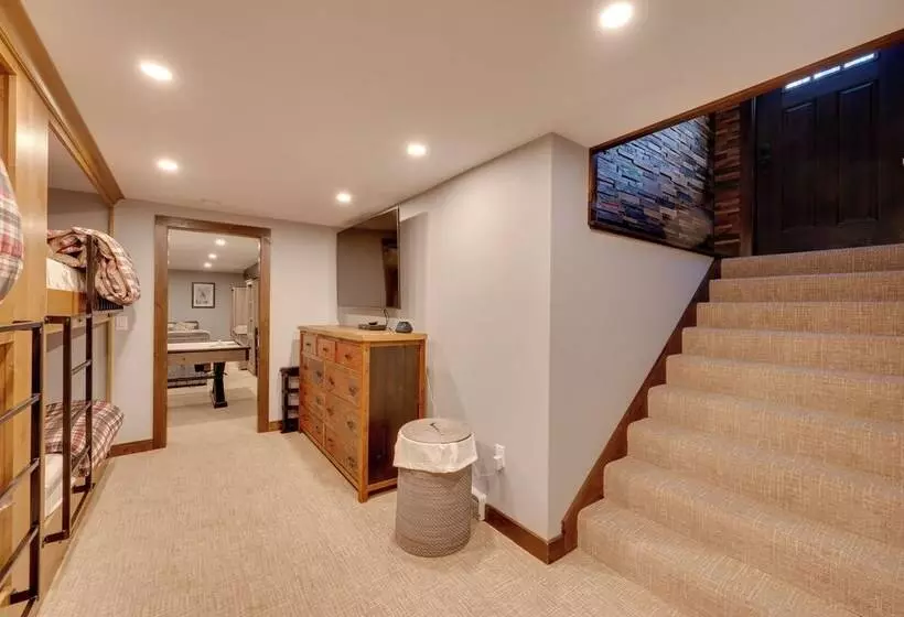 The Fox House Luxe Lincoln Home W/ Hot Tub