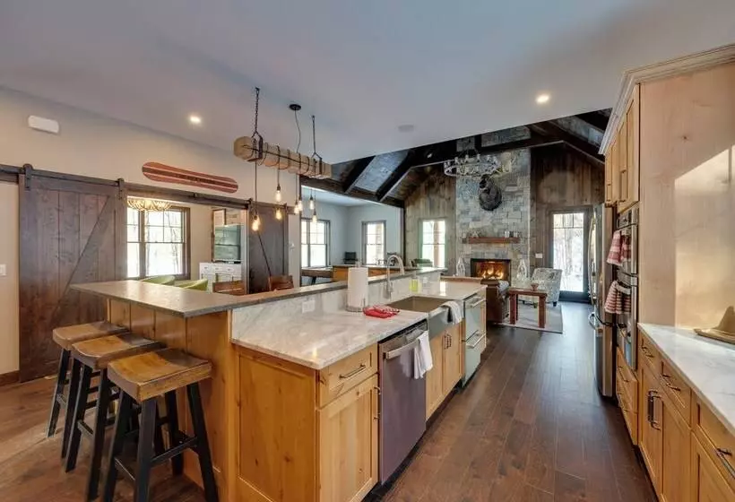 The Fox House Luxe Lincoln Home W/ Hot Tub