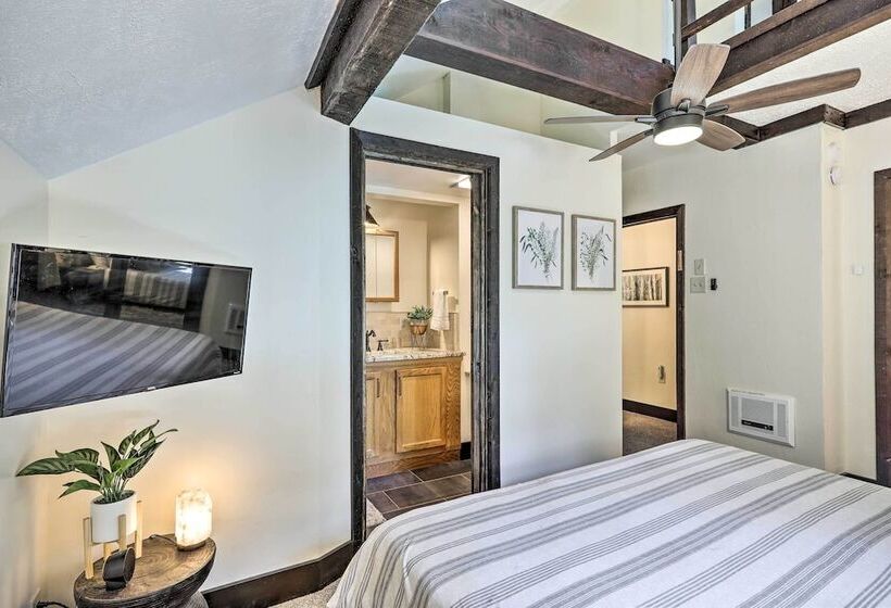 Woodsy Flagstaff Hideaway W/ Deck + Sunroom!