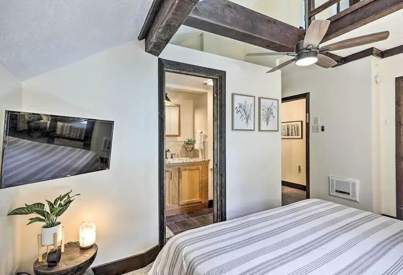 Woodsy Flagstaff Hideaway W/ Deck + Sunroom!