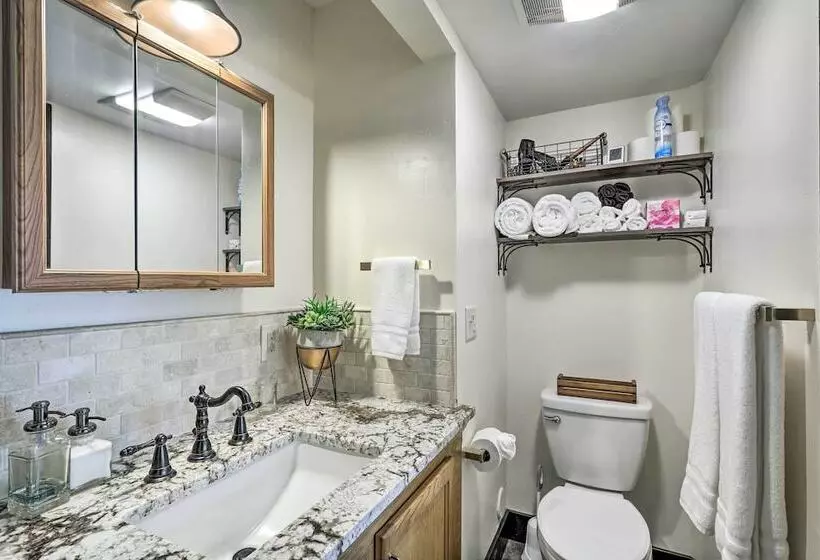 Woodsy Flagstaff Hideaway W/ Deck + Sunroom!