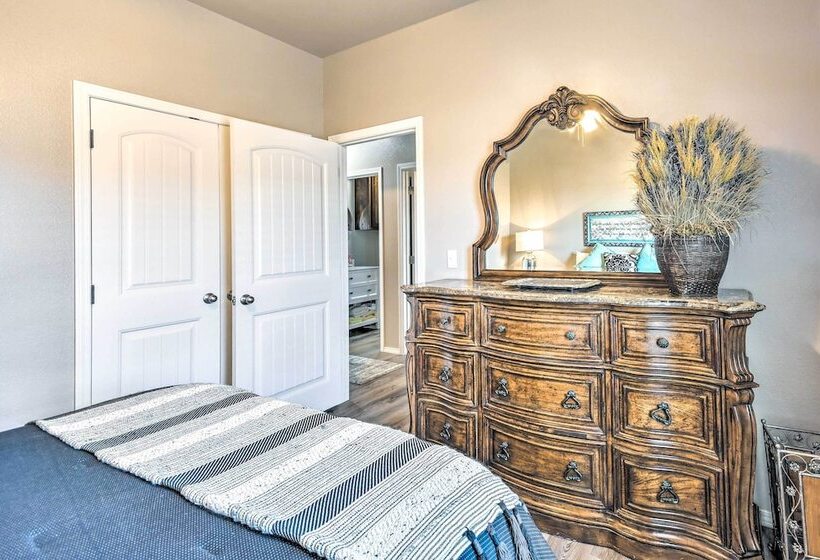 Amarillo Home: 16 Mi To Amarillo Zoo!