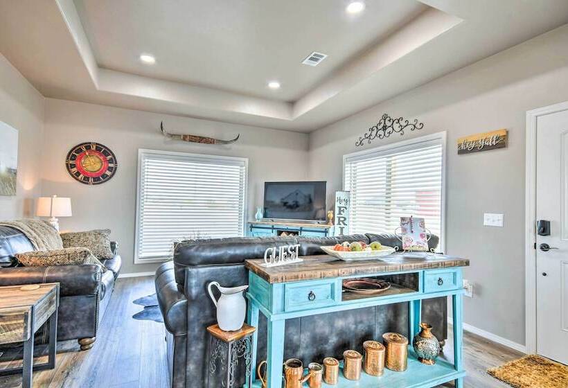 Amarillo Home: 16 Mi To Amarillo Zoo!