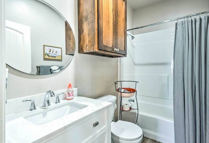 Amarillo Home: 16 Mi To Amarillo Zoo!