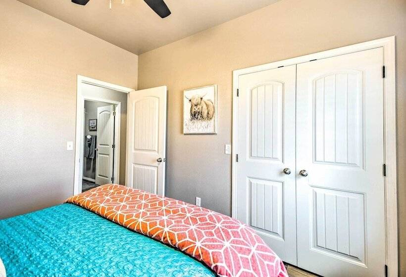 Amarillo Home: 16 Mi To Amarillo Zoo!