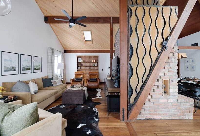 Pet Friendly Pine Cabin W/ Hot Tub & Fire Pit!