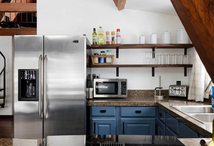 Pet Friendly Pine Cabin W/ Hot Tub & Fire Pit!