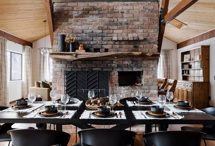 Pet Friendly Pine Cabin W/ Hot Tub & Fire Pit!