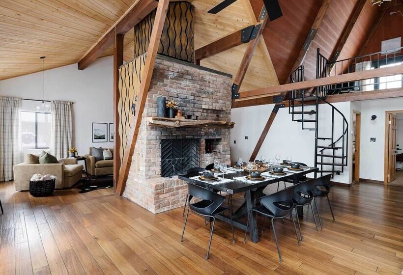 Pet Friendly Pine Cabin W/ Hot Tub & Fire Pit!