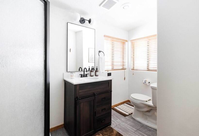 Pet Friendly Pine Cabin W/ Hot Tub & Fire Pit!