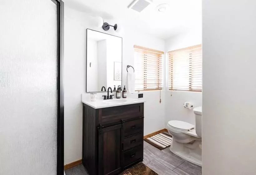 Pet Friendly Pine Cabin W/ Hot Tub & Fire Pit!
