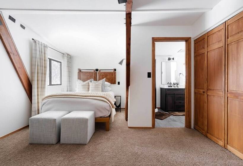 Pet Friendly Pine Cabin W/ Hot Tub & Fire Pit!