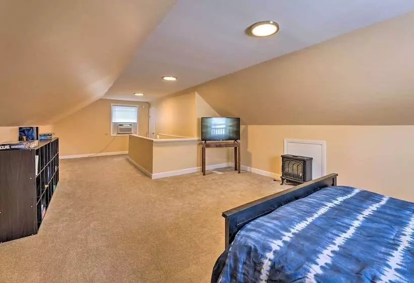 Charming Charleston Home W/ Yard & Fire Pit!