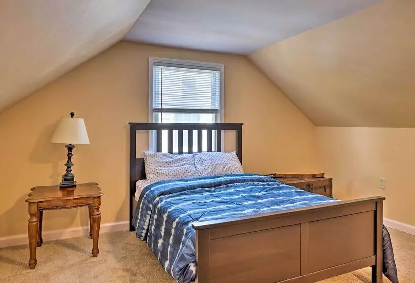 Charming Charleston Home W/ Yard & Fire Pit!