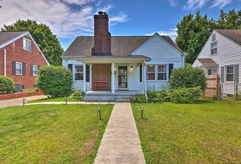 Charming Charleston Home W/ Yard & Fire Pit!
