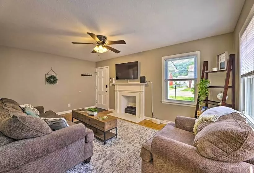 Charming Charleston Home W/ Yard & Fire Pit!