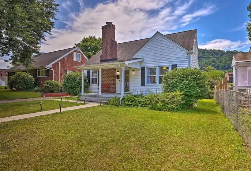 Charming Charleston Home W/ Yard & Fire Pit!