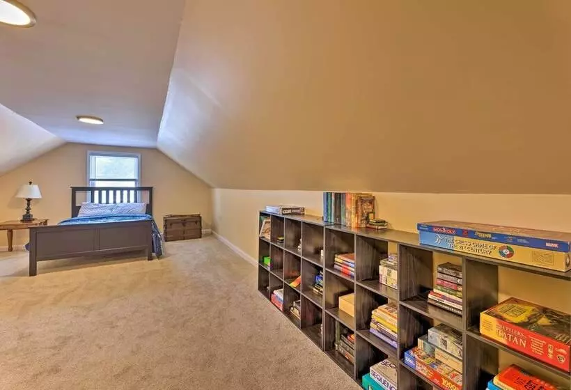 Charming Charleston Home W/ Yard & Fire Pit!