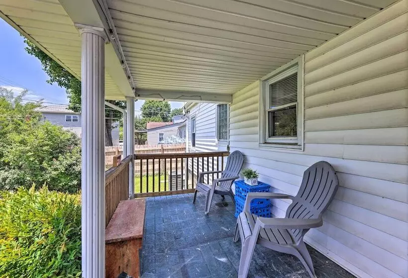 Charming Charleston Home W/ Yard & Fire Pit!