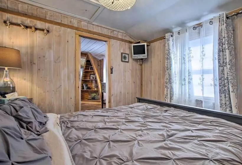 Cozy Lakefront Cottage W/ Fire Pit, Grill & Views!