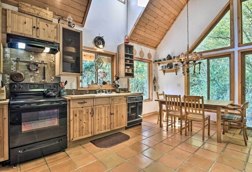 Cozy Rhododendron Cabin: Hike & Ski Nearby!