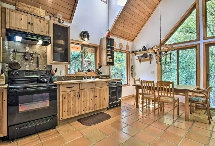 Cozy Rhododendron Cabin: Hike & Ski Nearby!